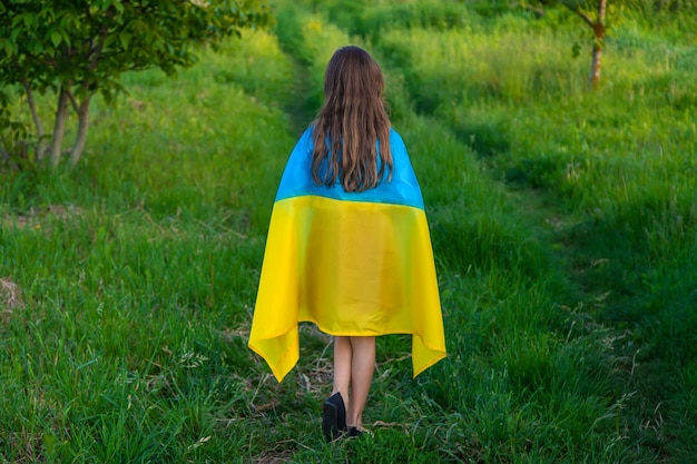 Niño con bandera ucraniana patriota detener la guerra Enfoque selectivo