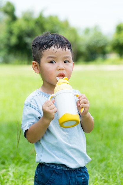 El niño bebe agua.