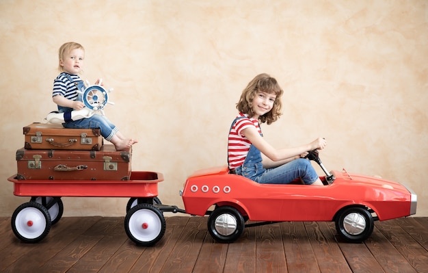 Niño y bebé jugando en casa. Concepto de viaje y vacaciones de verano