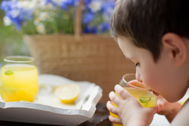 Niño bebe limonada bebidas de verano