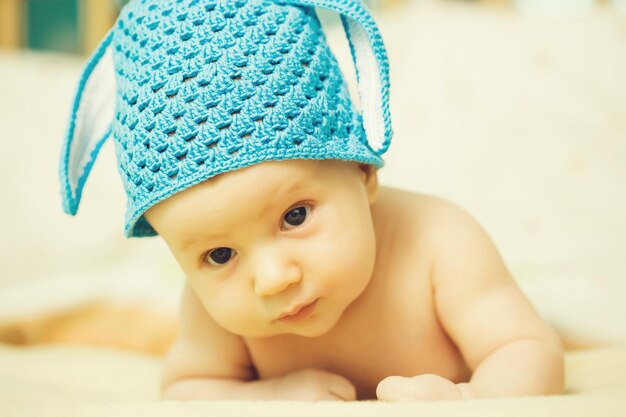 Niño, bebé, en, sombrero de conejito