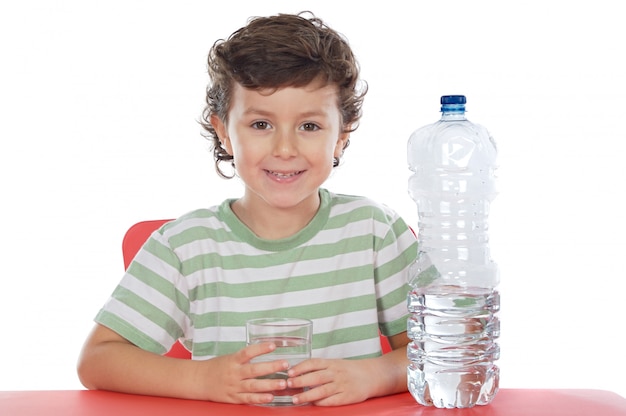 Niño bebiendo agua sobre fondo blanco