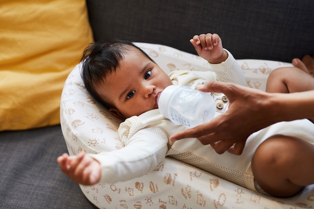 Niño bebiendo de biberón