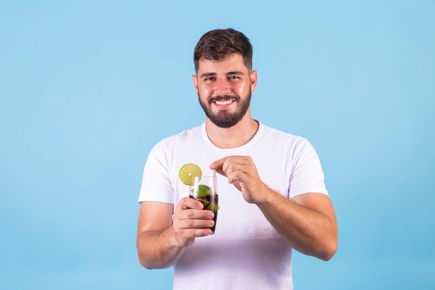 Niño bebiendo una coca cola en un vaso