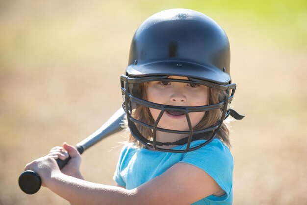 Niño de béisbol listo para batear Niño bateador a punto de golpear un lanzamiento durante un juego de béisbol