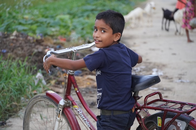 Un niño en bicicleta en el campo.