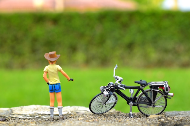 Niño con una bicicleta de juguete