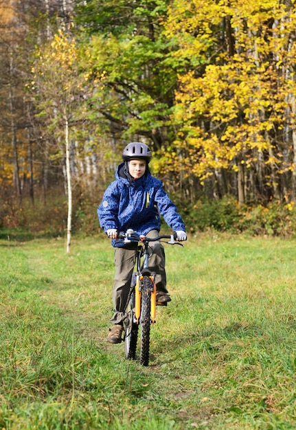 Niño en bicicleta en un parque