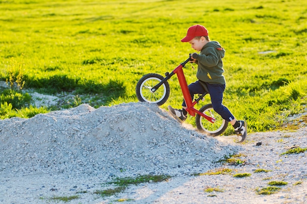 Niño en bicicleta sube a la montaña