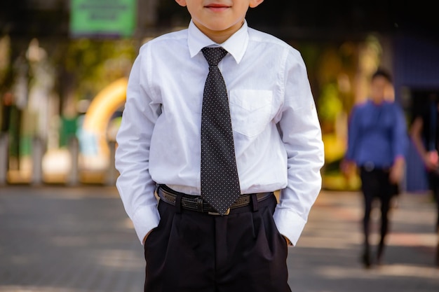 Niño bien vestido con corbata negra