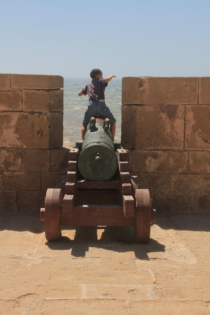 Foto niño y bola de cañón