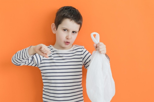 Niño con bolsa de plástico pulgar hacia abajo