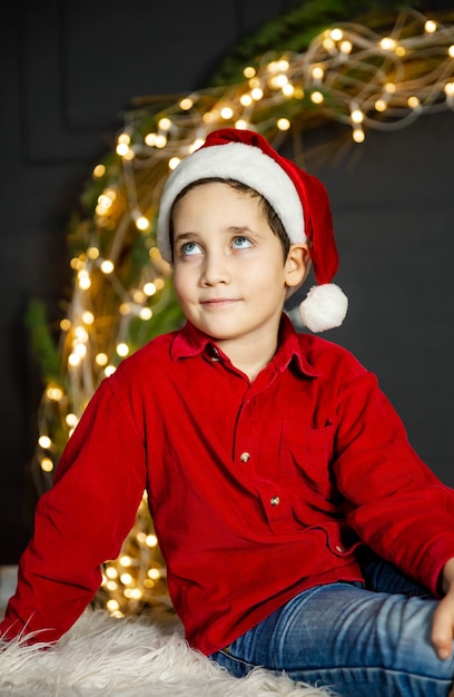 Niño bonito divirtiéndose en Navidad