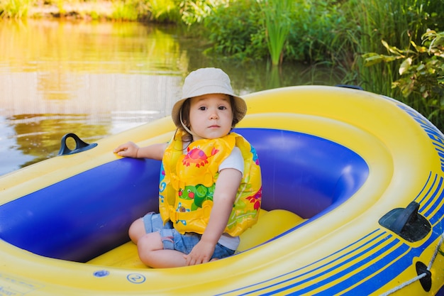 Niño en un bote inflable