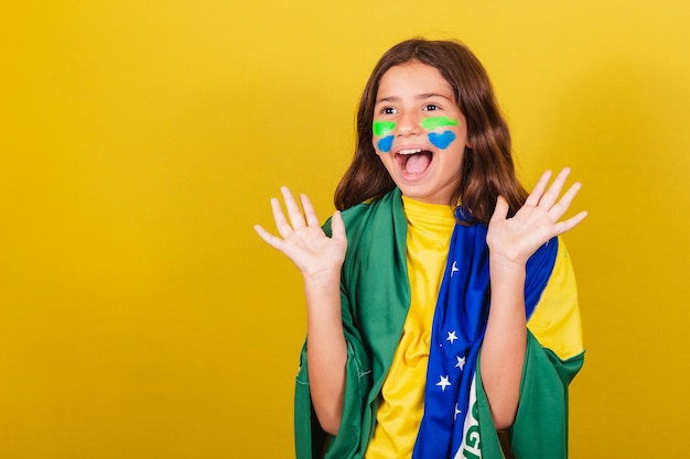 Niño brasileño Caucásico sorprendido increíble increíble wow Copa Mundial Juegos Olímpicos fanático del fútbol