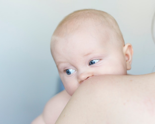 niño en brazos de mamá