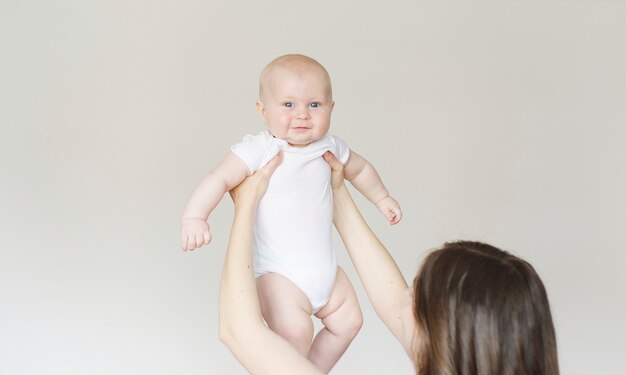 niño en brazos de mamá