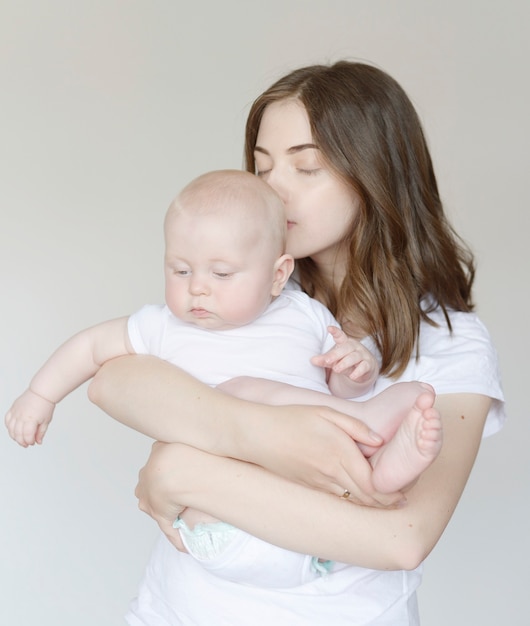 niño en brazos de mamá