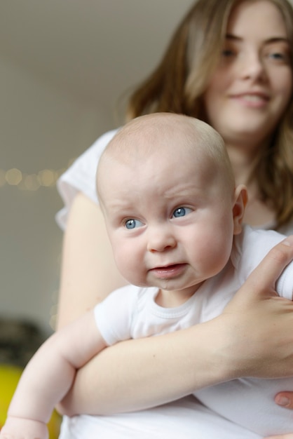 niño en brazos de mamá