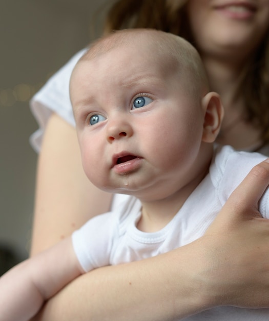 niño en brazos de mamá