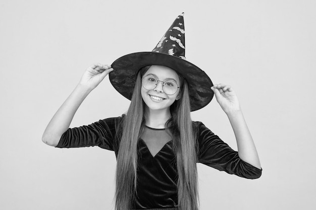 Niño brujo feliz usar sombrero disfraz de mago y gafas en fiesta de halloween feliz halloween