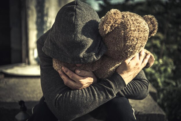 Foto niño de bucha perdido debido al concepto de guerra