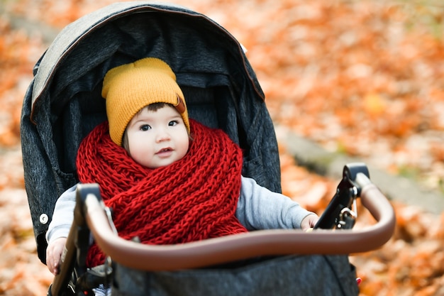 Niño en una bufanda de punto roja