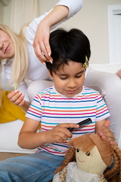 Foto niño buscando su género de autoidentificación