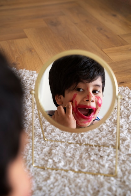 Niño buscando su género de autoidentificación