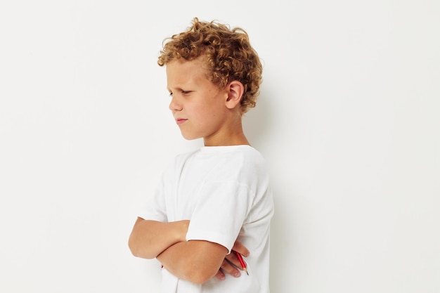 Niño con cabello blanco enojado expresión facial resentimiento fondo claro