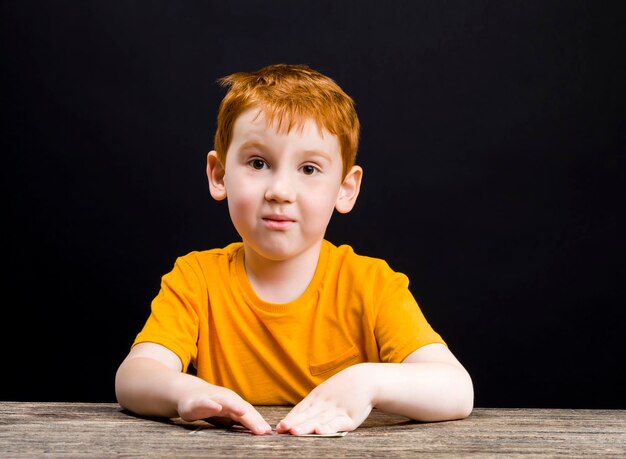 Niño con cabello rojo retrato de primer plano de un niño hermoso