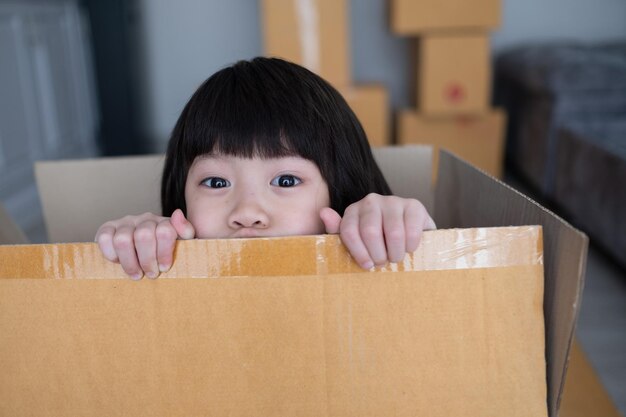 niño en la caja de entrega niño escondido