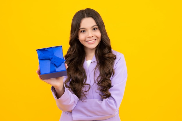 Niño con caja de regalo presente sobre fondo aislado Regalos para cumpleaños Día de San Valentín Año Nuevo o Navidad Adolescente feliz emociones positivas y sonrientes de niña adolescente