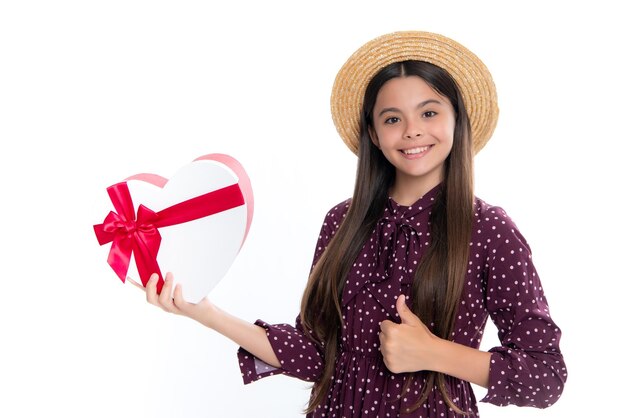 Niño con caja de regalo presente sobre fondo blanco aislado Regalos para cumpleaños Día de San Valentín Año Nuevo o Navidad Retrato de niña adolescente sonriente feliz