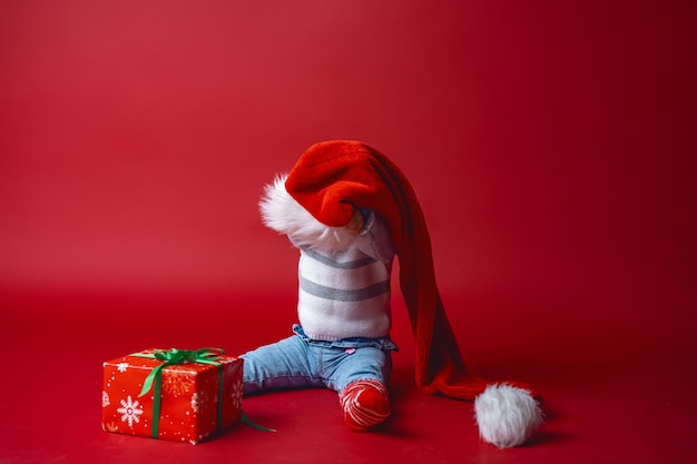 niño con una caja de regalo