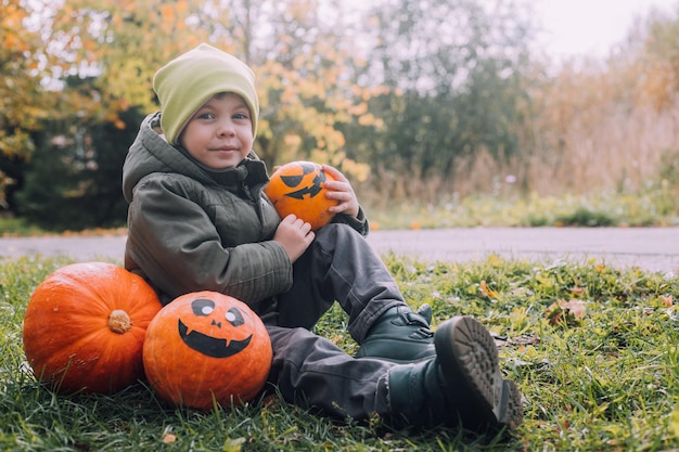 Un niño con una calabaza de Halloween con ojos La fiesta del miedo Halloween Una calabaza naranja con ojos