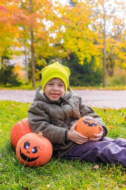 Un niño con una calabaza de Halloween con ojos La fiesta del miedo Halloween