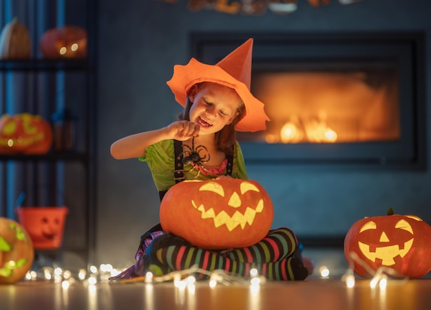 Niño con calabaza tallada