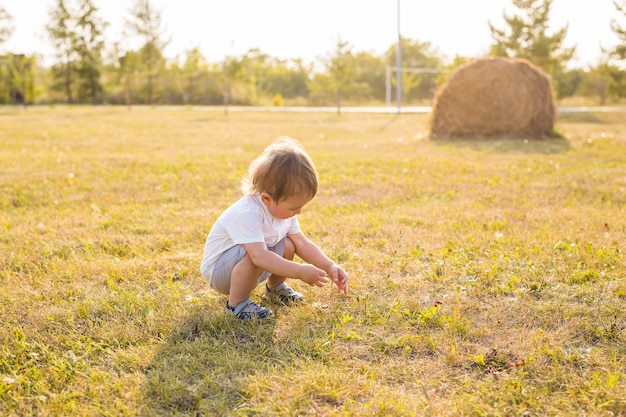 Niño en la calle, en el campo. Niño jugando juegos activos al aire libre. Infancia, sin preocupaciones, juegos infantiles, chico, aire puro, descanso infantil activo. El concepto de infancia