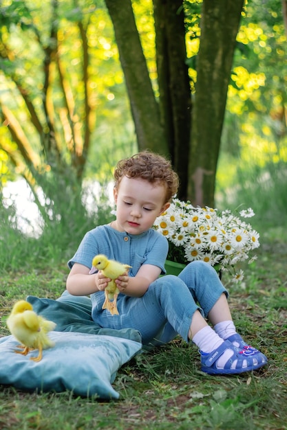 Un niño en la calle está jugando con patitos Sesión de fotos Felicidad InfanciaxAxA