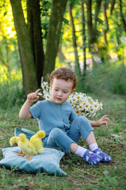 Un niño en la calle está jugando con patitos Sesión de fotos Felicidad InfanciaxAxA