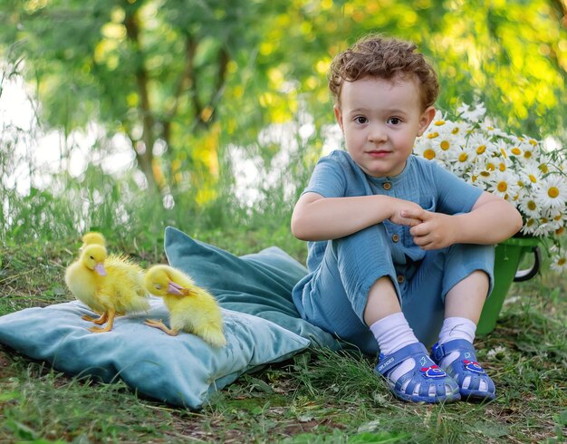 Un niño en la calle está jugando con patitos Sesión de fotos Felicidad InfanciaxAxA