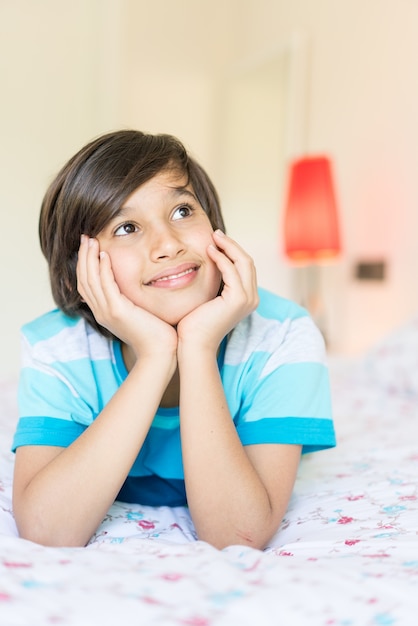 Niño en la cama en el dormitorio