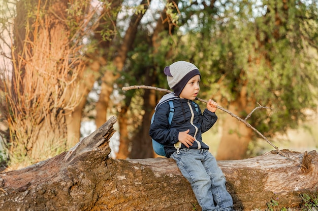 Un niño caminando en madera niño explorando vacaciones en la naturaleza