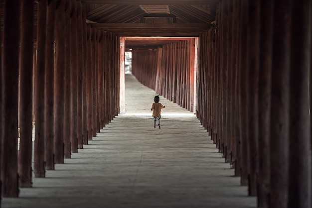 Niño caminando solo