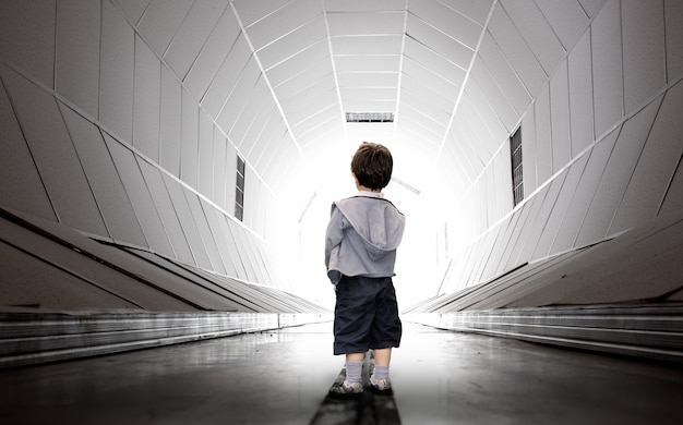 Niño caminando hacia el túnel.