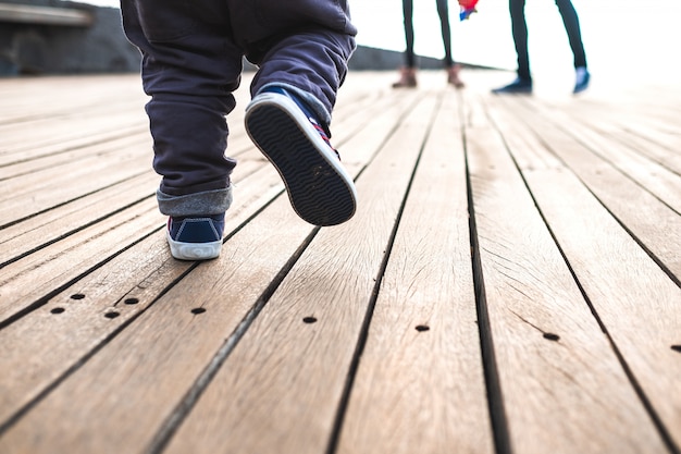 niño caminando visto desde el suelo