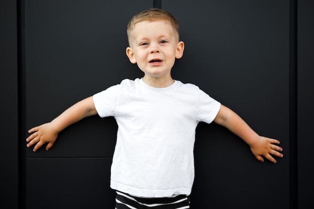 Niño con camiseta blanca. espacio para su logo o diseño. Maqueta para imprimir