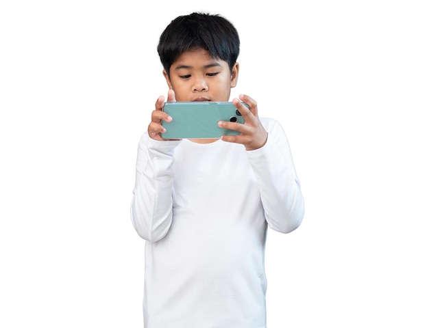 Niño con camiseta blanca de manga larga en el teléfono de uso