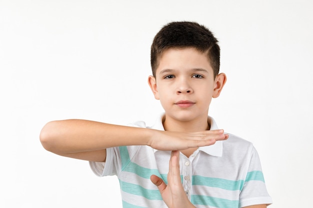 niño con camiseta haciendo un gesto de detención